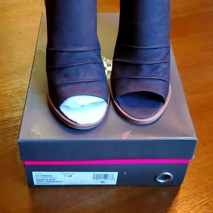 Women size 7.5 shooties